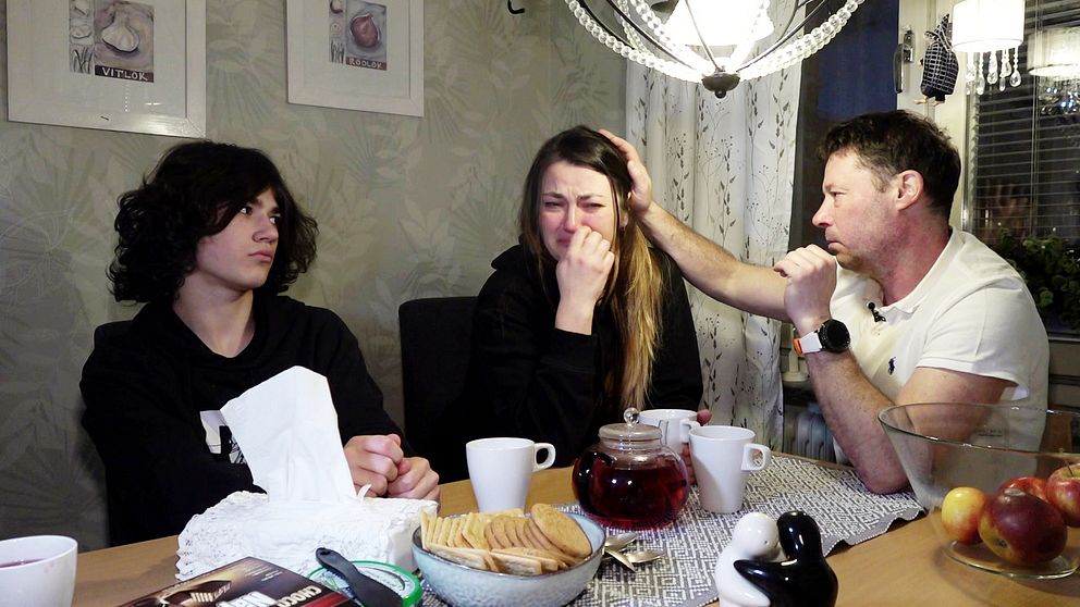 Ivan, Irina och Sergey Poddubnyy  vid sitt köksbord i Luleå.