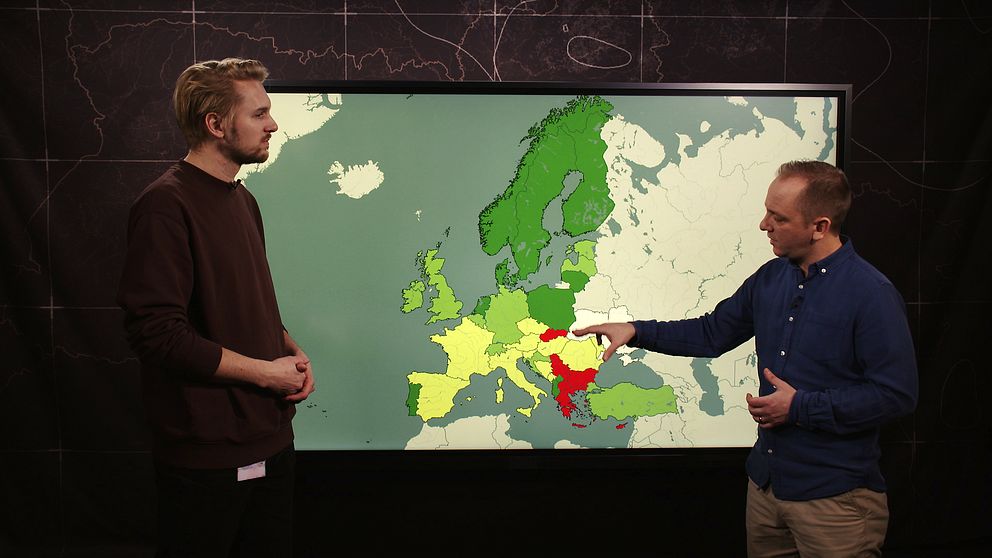 Simon Krona, reporter, och David Boati, utrikesreporter vid en jätteskärm med Europa-karta