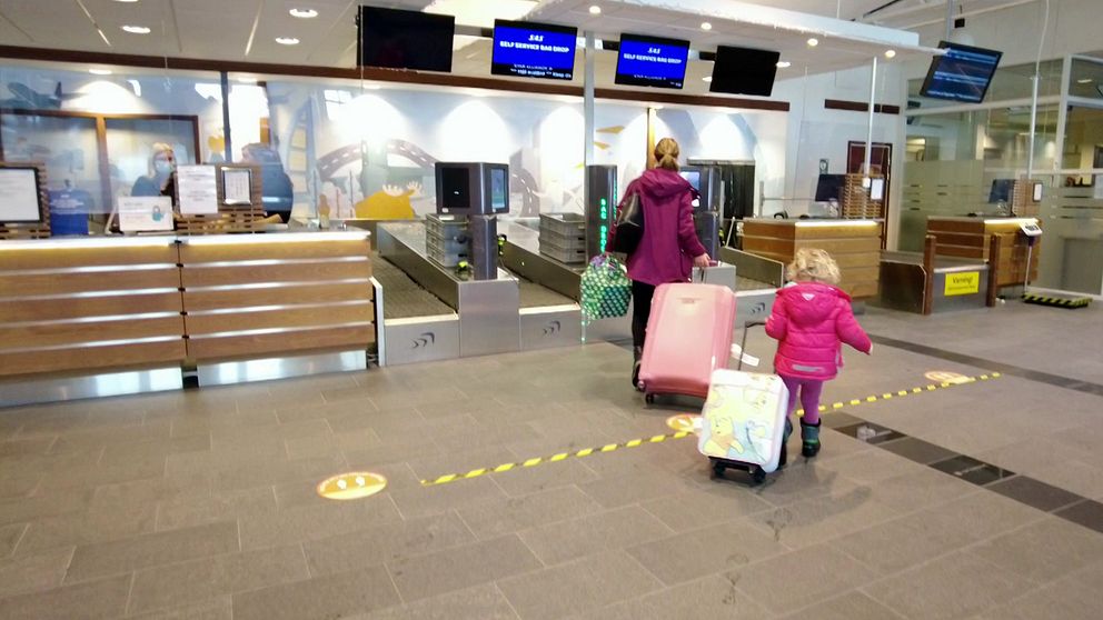 Flygbiljetterna till Skellefteå är dyra eftersom bara ett bolag trafikerar linjen. En kvinna och hennes barn går till incheckningen på Skellefteå Airport