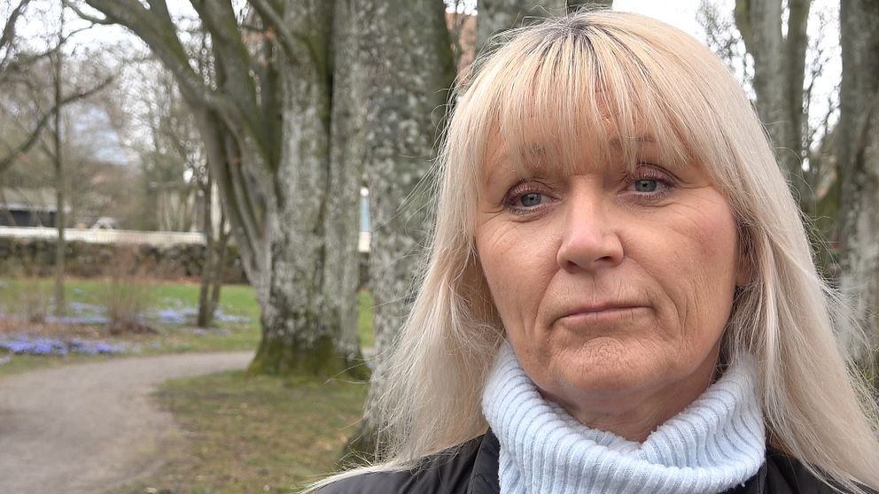 Madeleine Svahn, en medelålders kvinna står i en park med träd bakom sig.