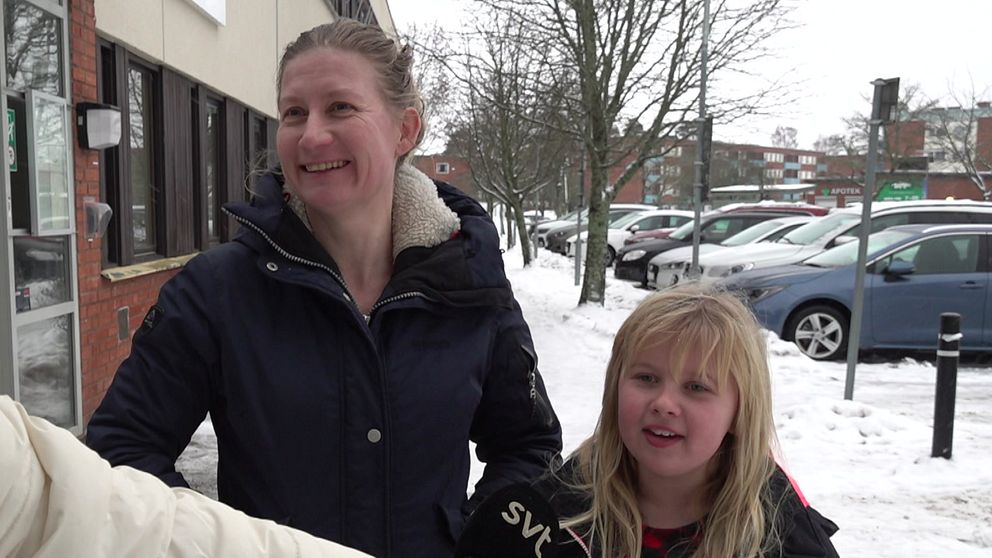 Mamma Therese och dottern Elsa står framför vårdcentralen i Strängnäs.