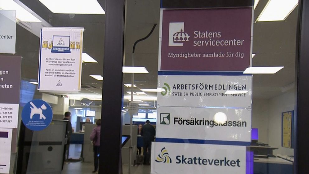 Skyltar för Statens servicecenter, Arbetsförmedlingen, Försäkringskassan och Skatteverket.