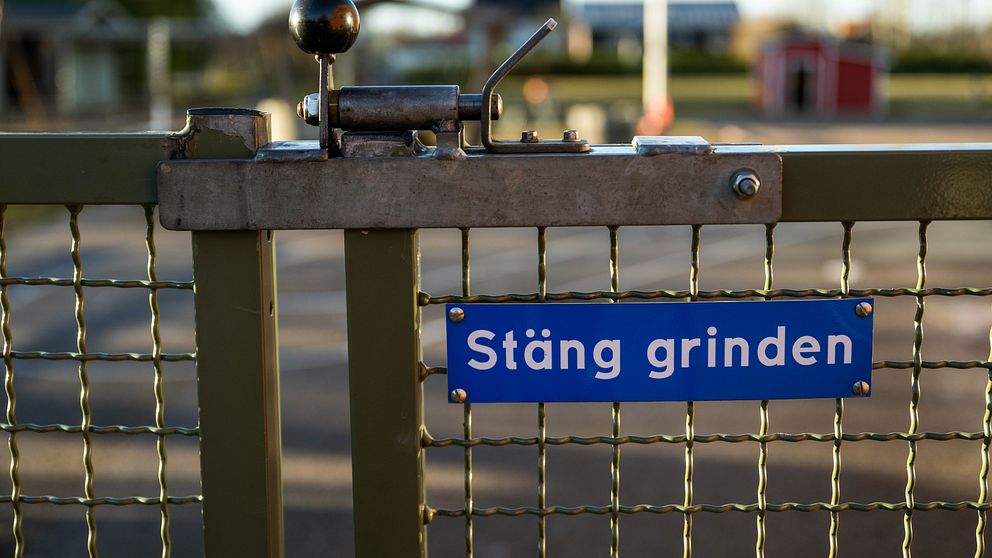 Grind med skylt som uppmanar att stänga grinden.