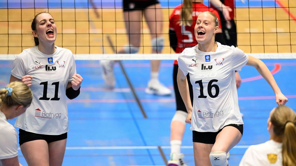 Arkivbild. Linköpingsspelare jublar efter en match 2023.