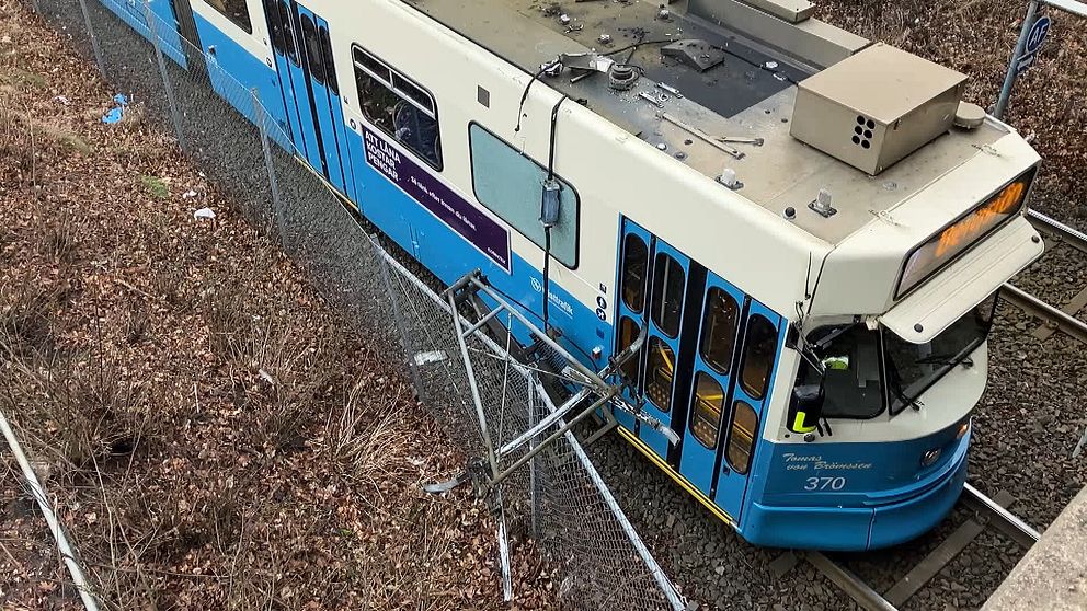 en spårvagn som står still efter att en kabel rasat ner på den