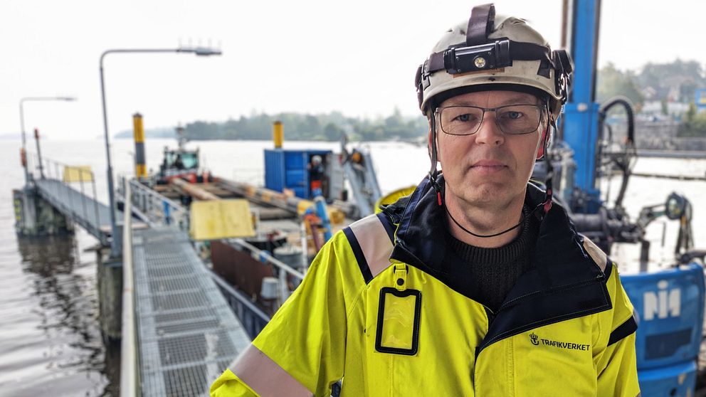 Byggledaren Johan Rundgren från Trafikverket står vid Kvicksundsbron och förklarar varför arbetet är så högljutt.