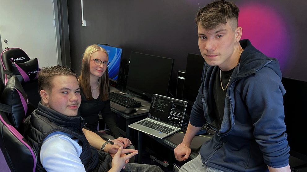 tre elever sitter vid en laptop