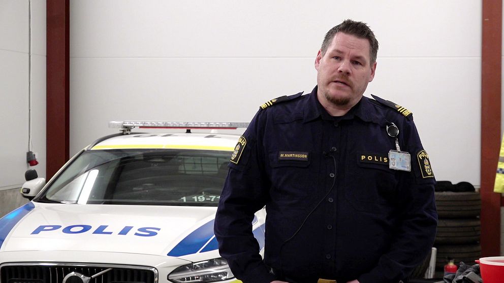 Polis står framför en polisbil i Luleå.