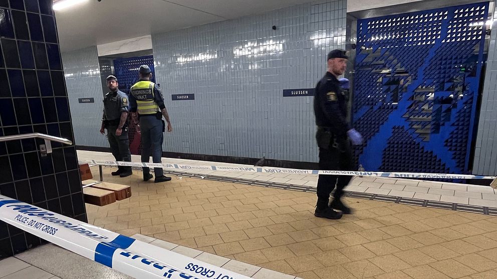 Avspärrningar och poliser vid Slussens tunnelbanestation efter att en tonårspojke blivit knivhuggen.