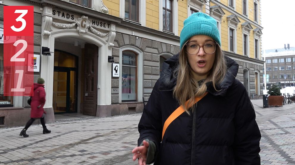 Reportern Amanda Alvarsson står i blå mössa utanför stadshuset i Gävle.
