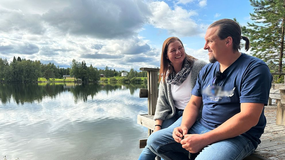 Angelina Pril och Andre Hamacher från Tyskland sitter vid stranden på sitt sommarställe på Näsholmen utanför Storuman