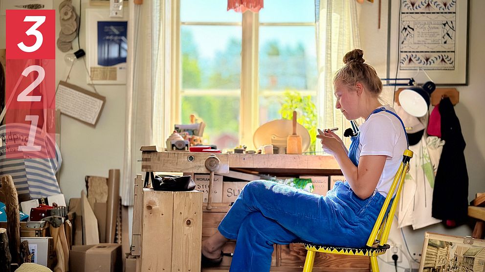 Slöjdaren Molly Sjöstam sitter i sitt rätta element och täljer.