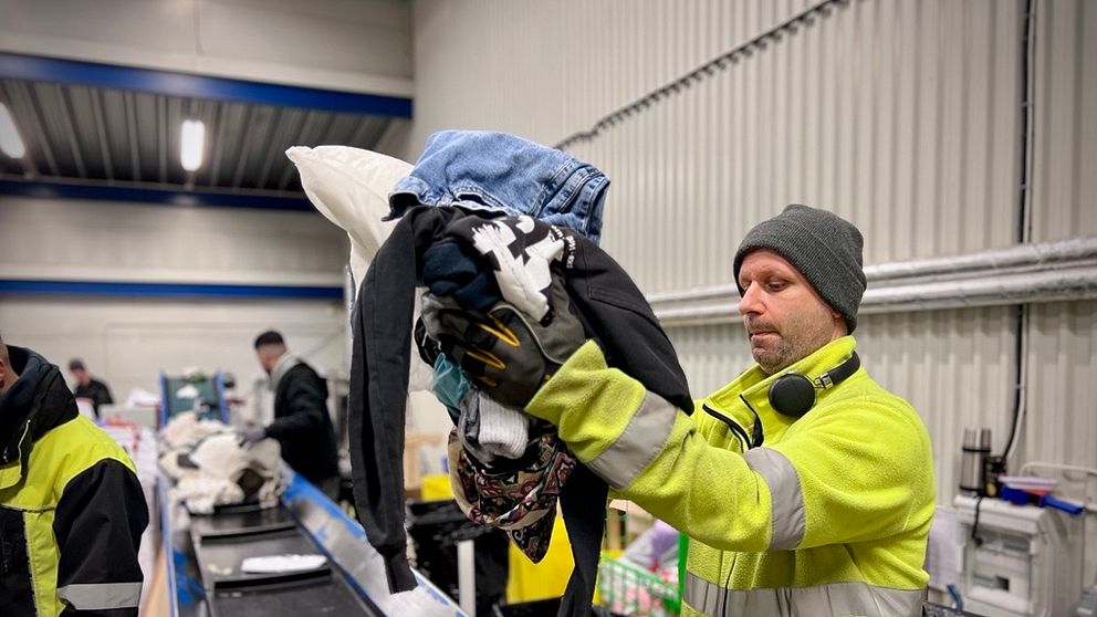 Jeans, örngott eller en svart tröja? Efter årsskiftet ska kläderna inte ned i soporna utan lämnas till sortering. Video: Daniel Kass i full fart vid det rullande bandet.