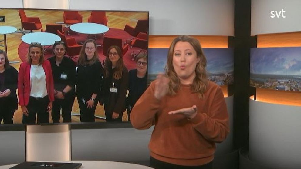 Programledaren tecknar ”teckenspråks- och dövblindtolk”