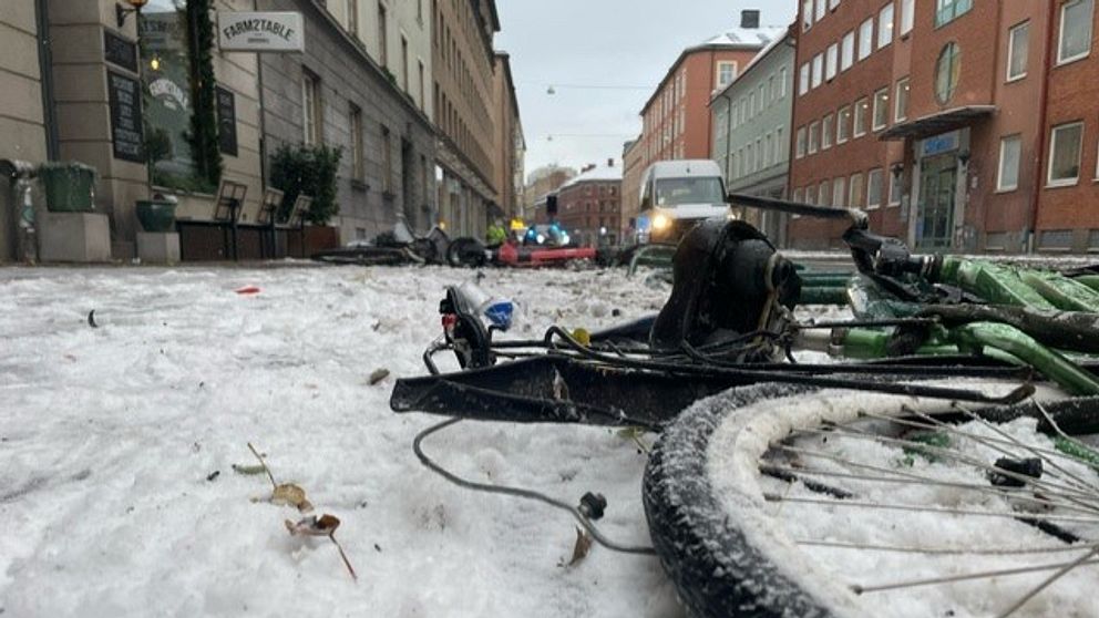 En cykel som blivit prejad av en buss i centrala Malmö.