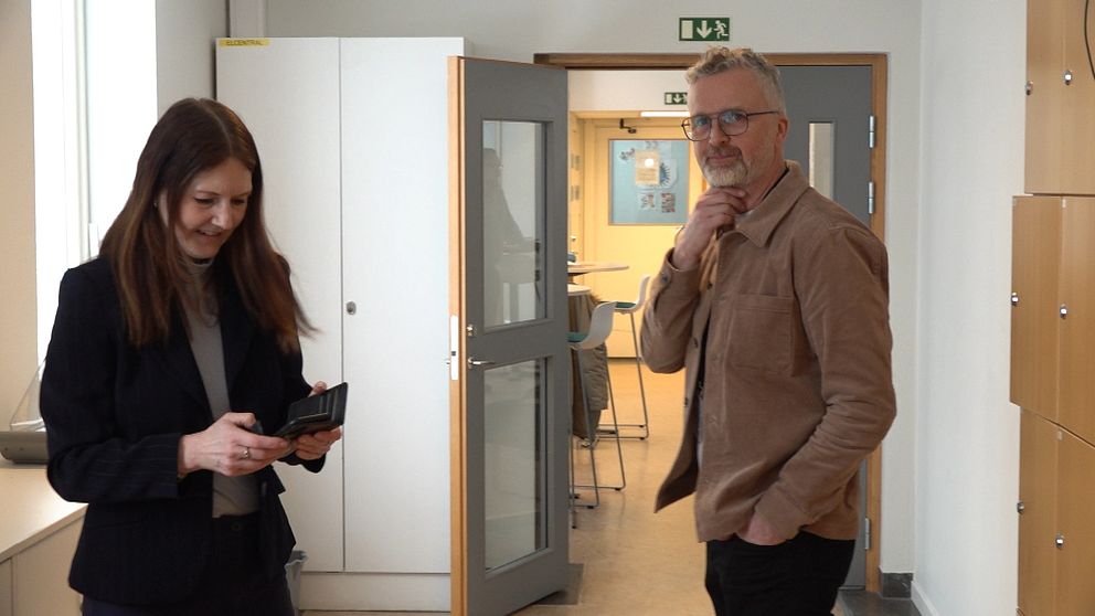 Rektorn på St Olofsskolan i Sundsvall Öyvind Eriksen kliar sig på hakan över ökad frånvaro till vänster i bild reporter Anna Beijron