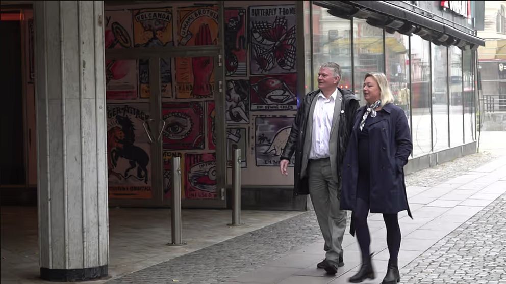 Två personer promenerar utanför en biograf inför filmfestivalen i april.