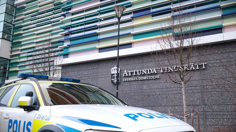 En polisbil står parkerad framför Attunda tingsrätt.