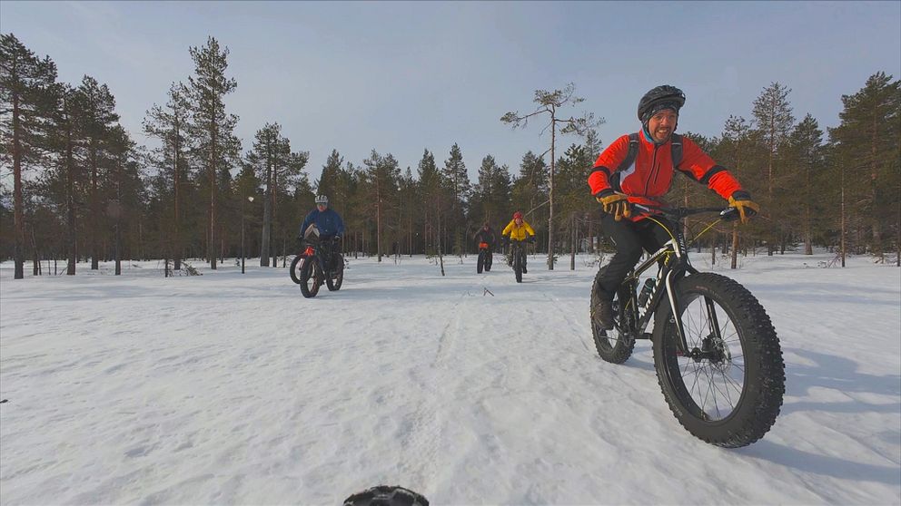 Cyklister cyklar på snön på Tavelsjöberget i Umeå