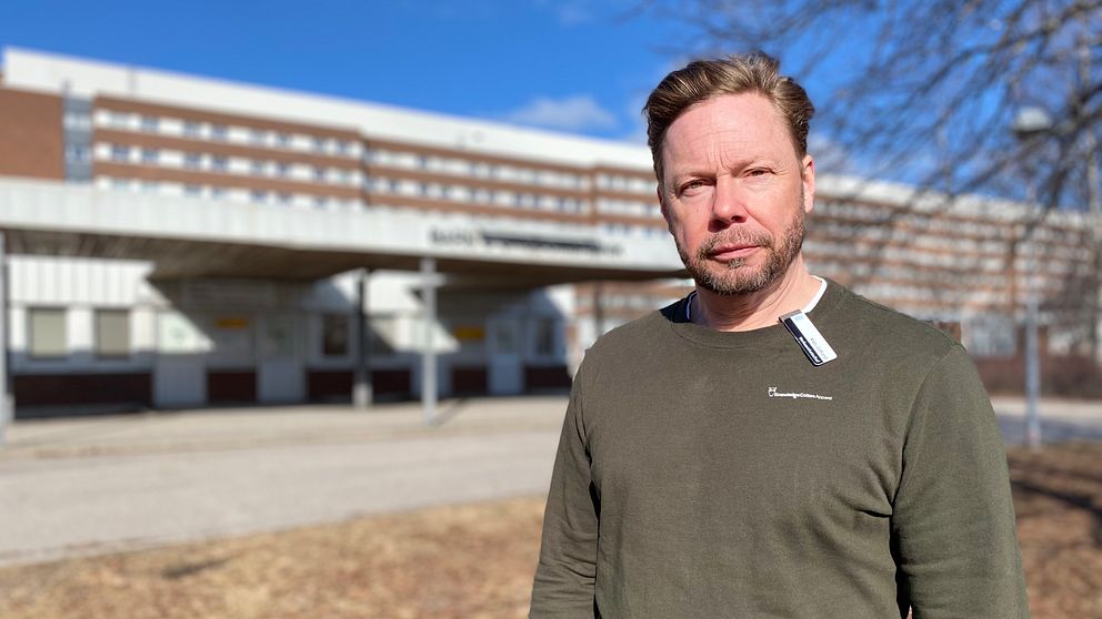 Mats Gidlund verksamhetschef på Barn- och ungdomspsykiatrin som står framför Sundsvalls sjukhus.