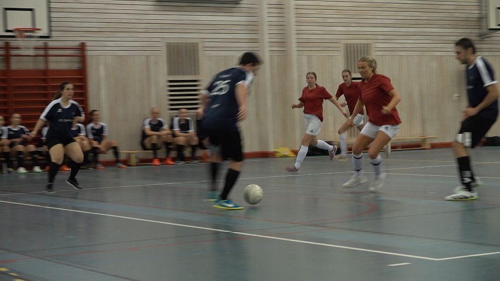 Personer som spelar futsal i en idrottshall