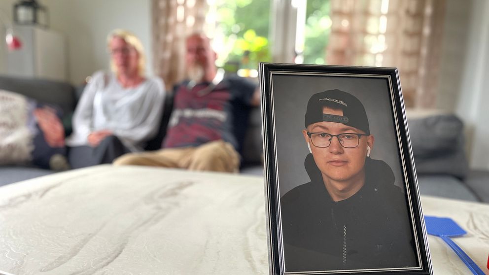 Fotografi på Jakob Hall som bär glasögon och bakåtvänd keps.
