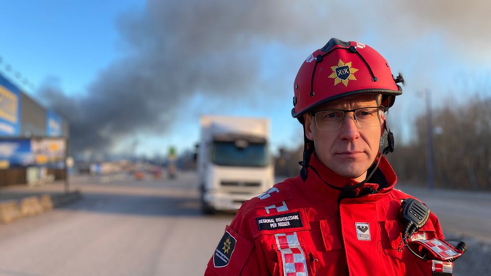 Per Nisser är regional insatsledare Räddningstjänsten Östra Götaland och han berättar att röken antagligen är mycket giftig.