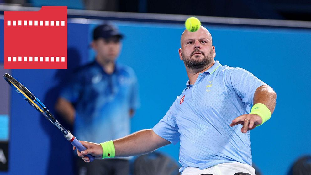 Rullstolstennisspelaren Stefan Olsson med racket i hand och boll framför ansiktet mot blå bakgrund