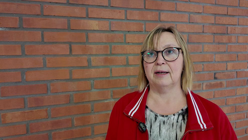 Anki Pettersson, ordförande för Kommunal Skellefteå, framför en tegelvägg