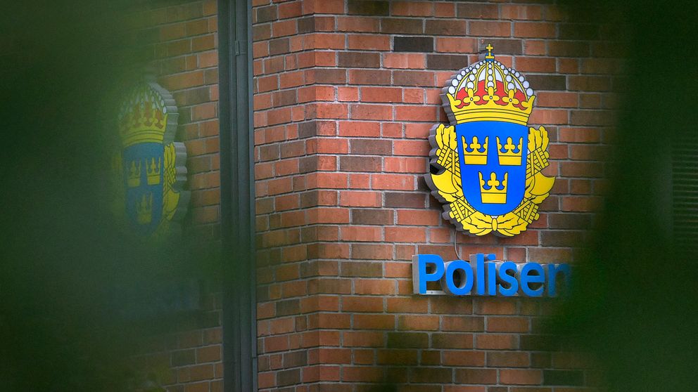 Polis misstänks för grovt bedrägeri – får jobba vidare som utredare.