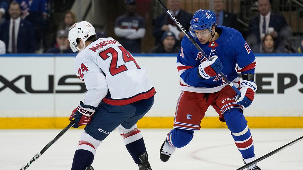 New York Rangers Artemi Panarin i kamp med Washingtons Connor McMichael i kvällens match.