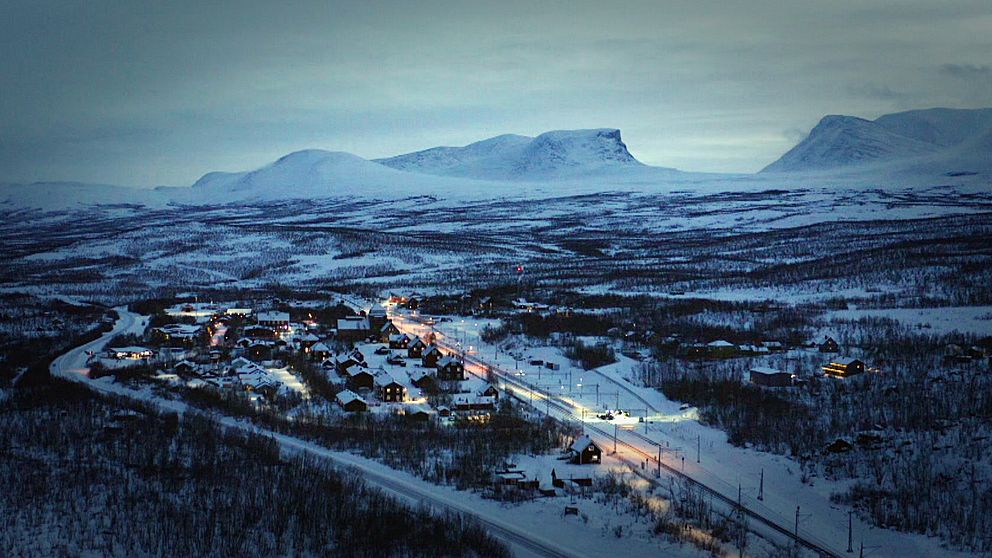 Drönarbild från luften över Abisko med Lapporten i bakgrunden.