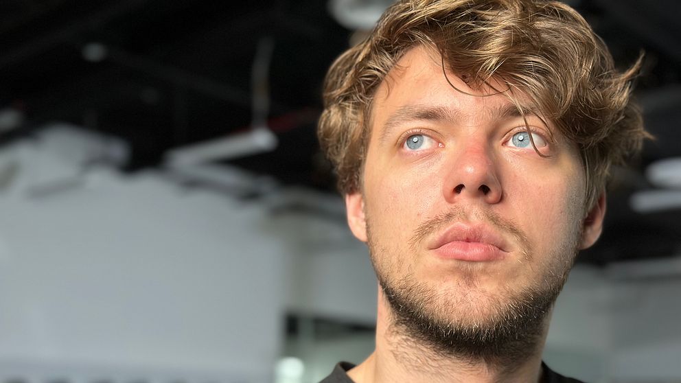Den ryske fäktaren Konsantin Lokhanov tog ställning mot kriget i Ukraina och bor idag i USA. Här fotat i närbild där han står i en fäktningssal.