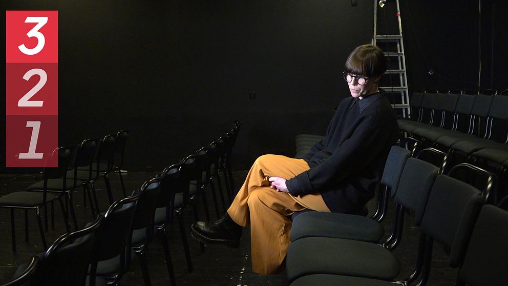 Ögonblicksteaterns Johanna Salander sitter i en tom salong med blicken i golvet. Inför sitt 50-årsjubileum tvingades teatergruppen säga upp all personal.