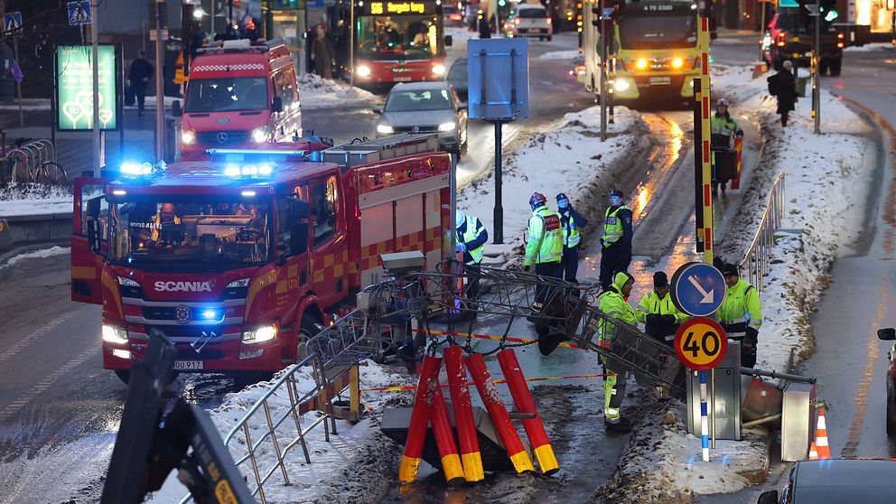Kranen ska ha fastnat i en så kallad skyltportal som satt vid infarten till Klaratunneln i centrala Stockholm.