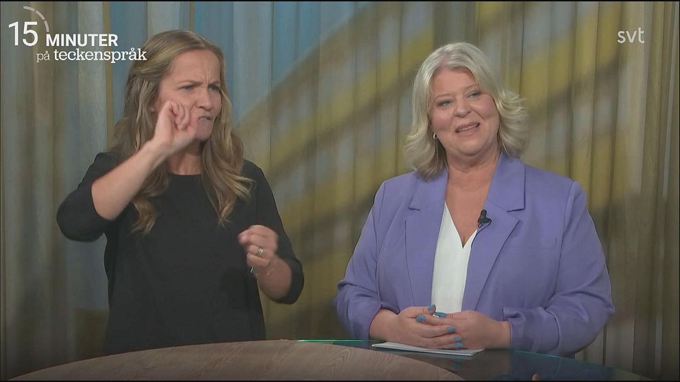 Socialtjänstministern Camilla Waltersson Grönvall (M) till höger om en teckenspråkstolk
