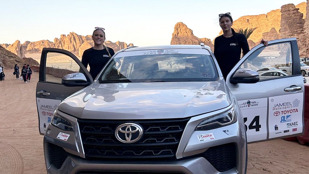 två kvinnor som kör rally i öknen