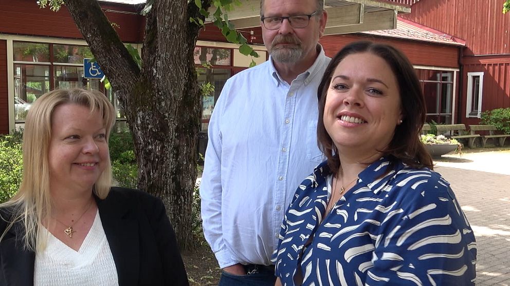 Ann-Charlotte Munter (S), Björn Karlsson (C) och Emma Dahlin (M) ingår i kommunstyrelsen i Flen som beslutat att boendet Heden i Malmköping ska renoveras och inte rivas.