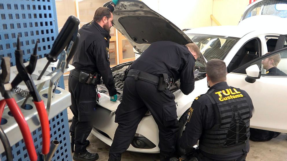Fyra tullare kontrollerar vi personbil.