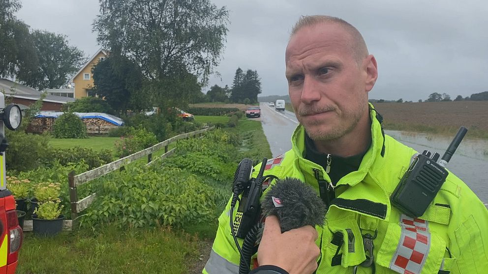 Räddningstjänsten framför hus i Vessigebro