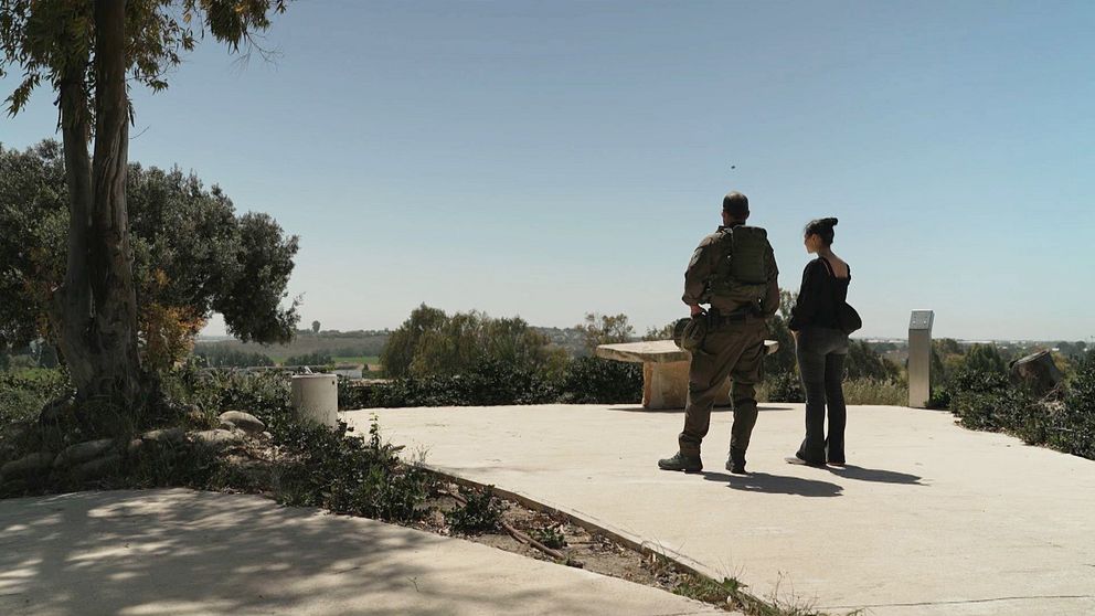 reporter Gilda Hamidi-Nia samt en soldat blickat ut över ett landskap