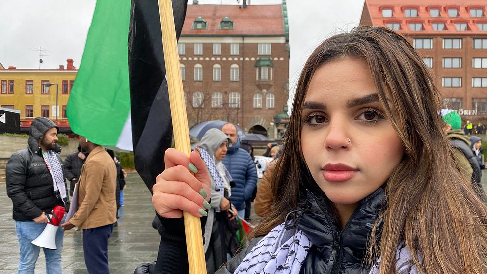 Tjej med palestinaflagga