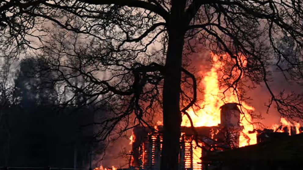 En bild på branden. Tre personer har dött efter en villabrand i Herrljunga kommun.