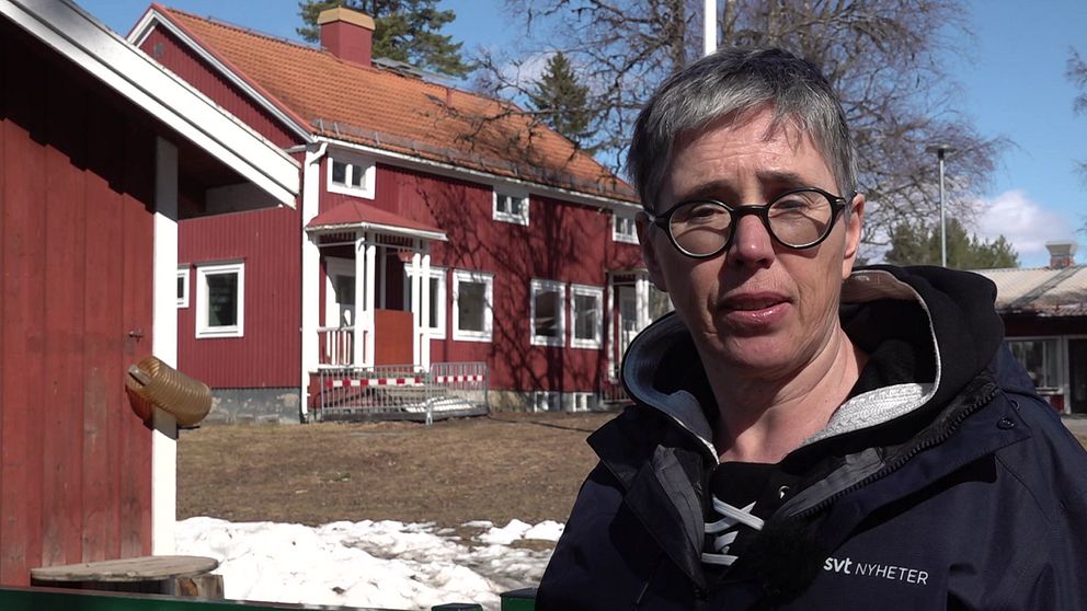 reporter i bild framför rött hus med vita knutar. Tandsbyns förskola