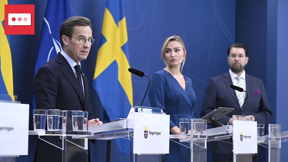Tre personer håller presskonferens vid podier med svenska flaggor i bakgrunden.