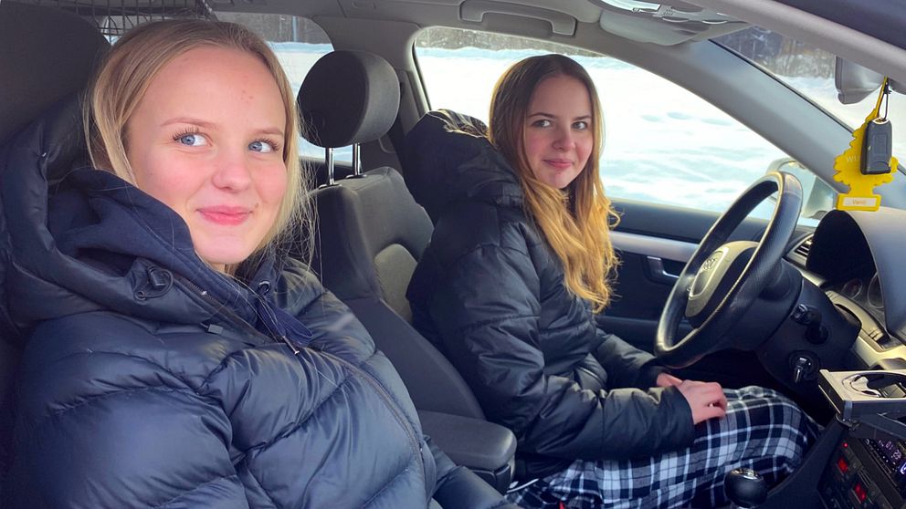 Elma Högberg och Natalie Nordlund sitter i en EPA-traktor