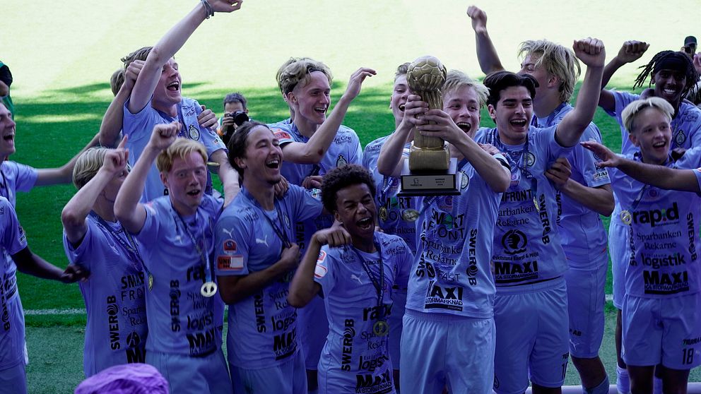 AFC Eskilstuna firar vinsten i Gothia cup.