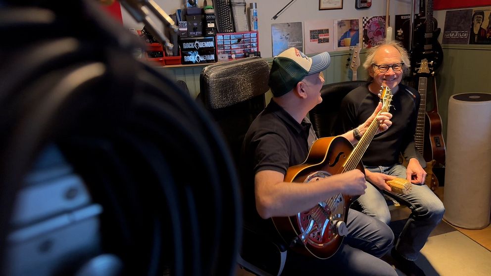 Låtskrivarna Larry Forsberg och Sven-Inge Sjöberg i replokalen.