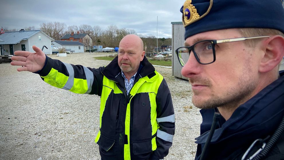 Hamnkaptenen i Klagshamn visar Tullverkets gruppchef var han har sett misstänkt aktivitet.