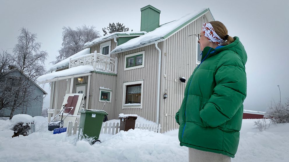 Therese Paxborn utanför sin mammas dödsbo i byn utanför Kalix.